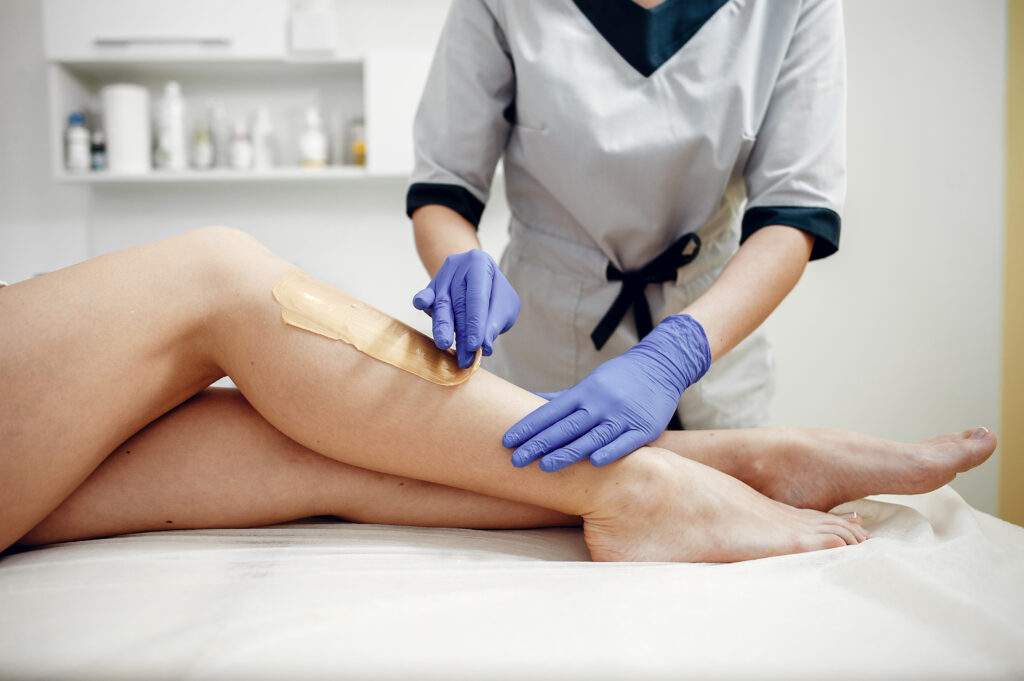 Belle fille faisant l'épilation. Femme dans un salon de beauté