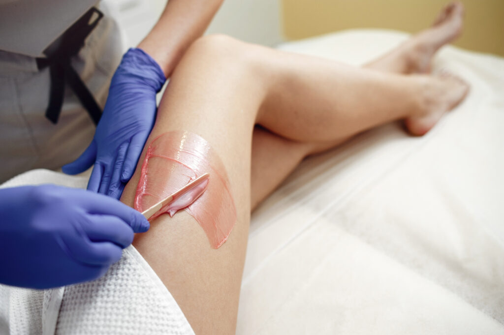 Belle fille faisant l'épilation. Femme dans un salon de beauté