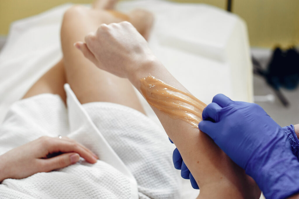 Belle fille faisant l'épilation. Femme dans un salon de beauté